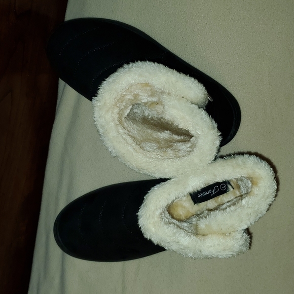 Forever Brand Black Zip Ankle Boot with Cream Faux Fur Size 7 - Picture 6 of 7